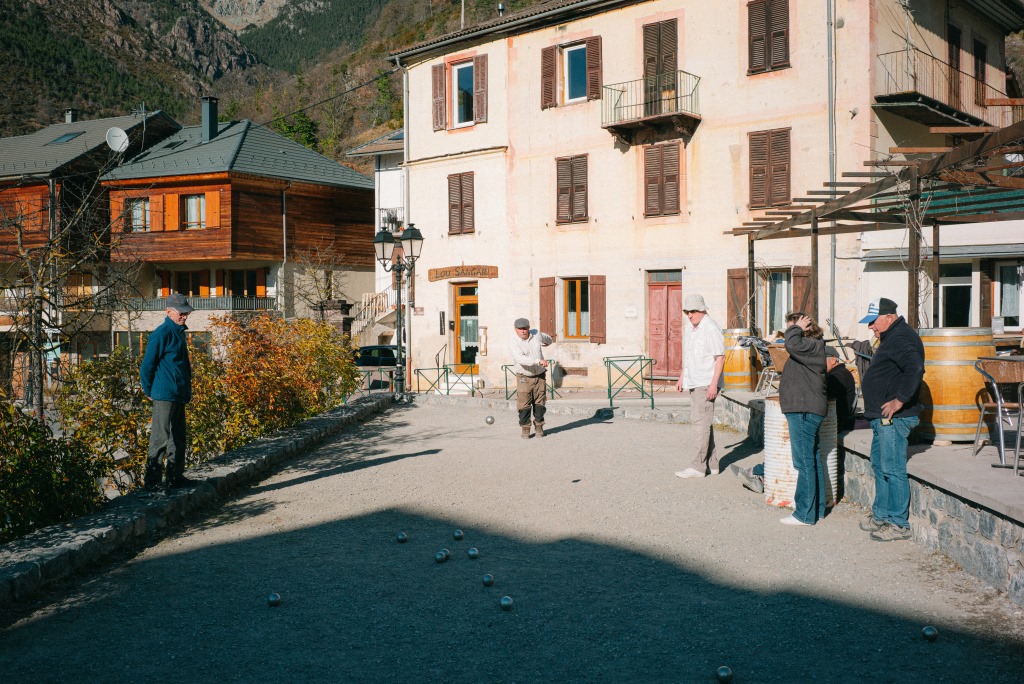 Des retraités joue à la pétanque au village de la Bolline, commune de Valdeblore, Alpes Maritime, le 22 février 2022 © Odhràn Dunne